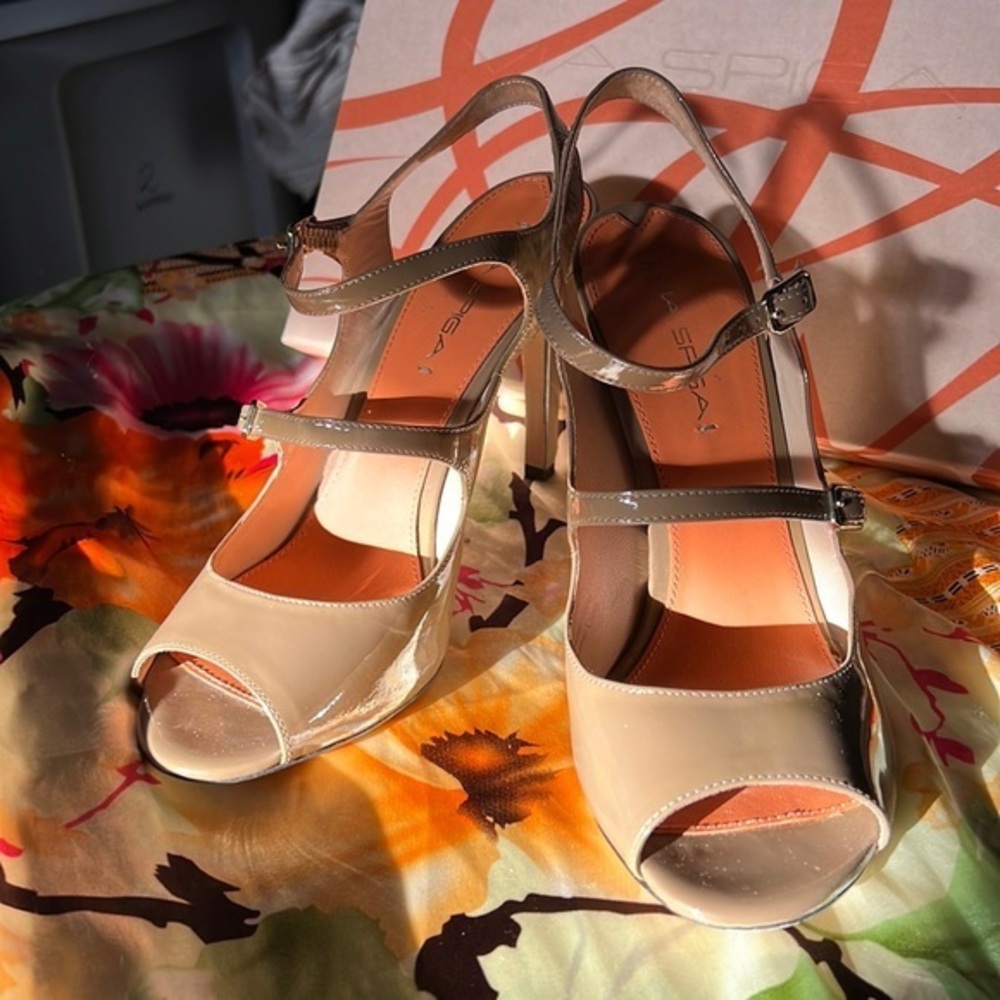 Via Spiga Beige Patent Leather Peep-Toe Heels